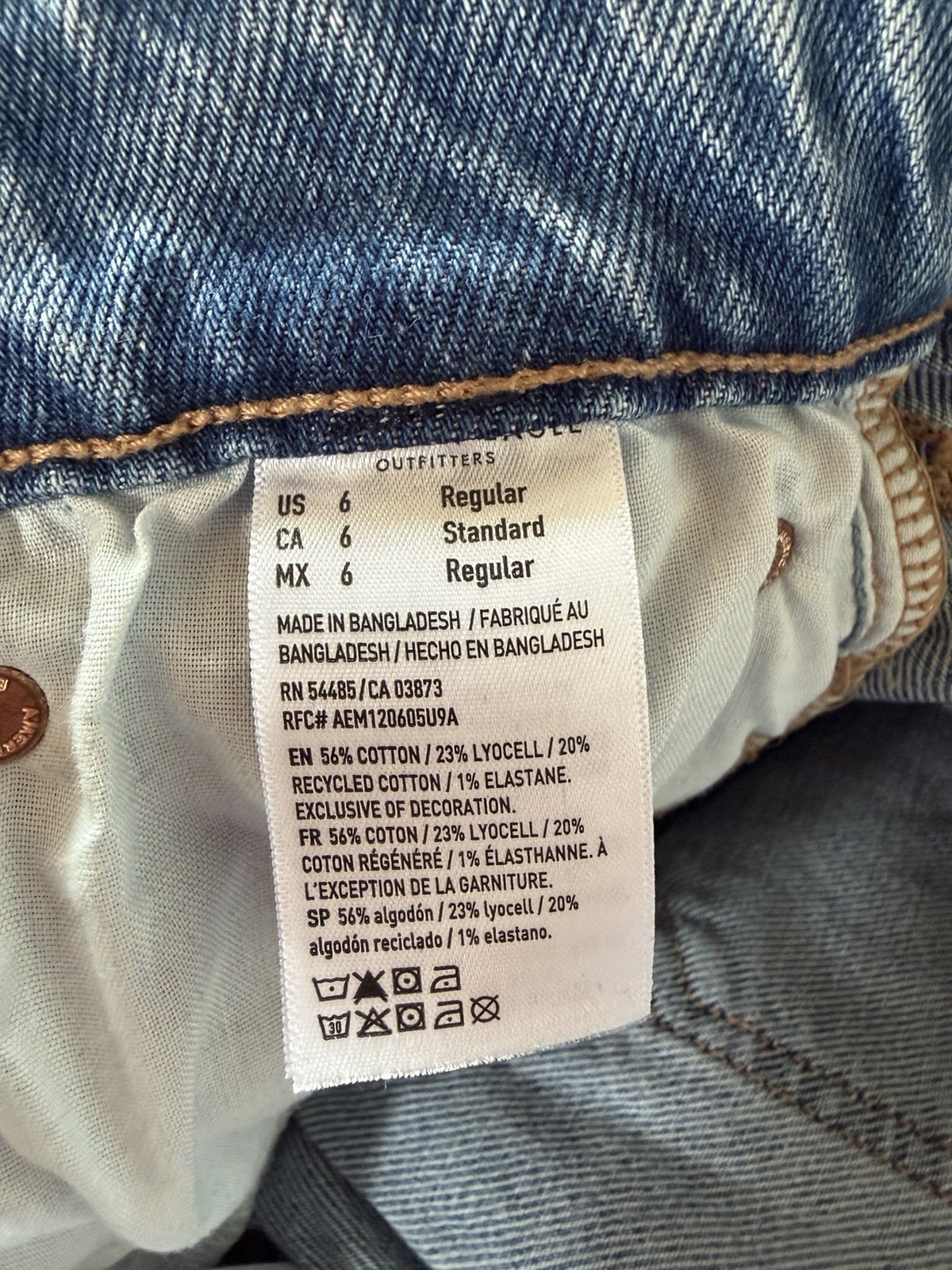 American Eagle Women’s Low Rise Flare Jeans-Medium Wash- Size 6 Reg
