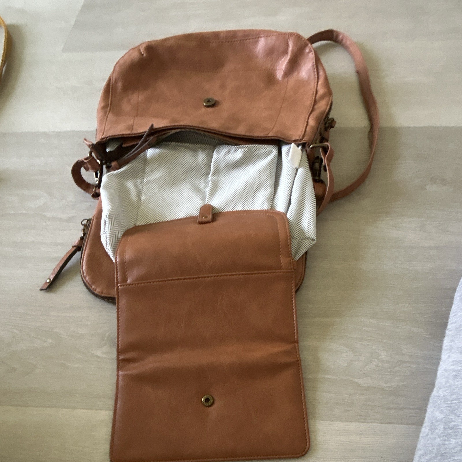 Brown Medium Crescent Crossbody Bag Adjustable Detachable Strap Zip/Magnetic