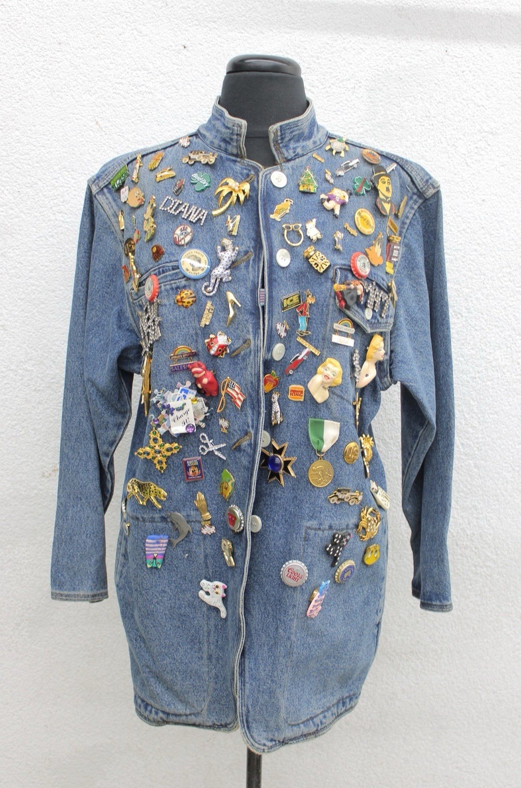 Vintage Kikit Denim Jacket Covered In 116 Vintage Pin & Brooch, See Pictures
