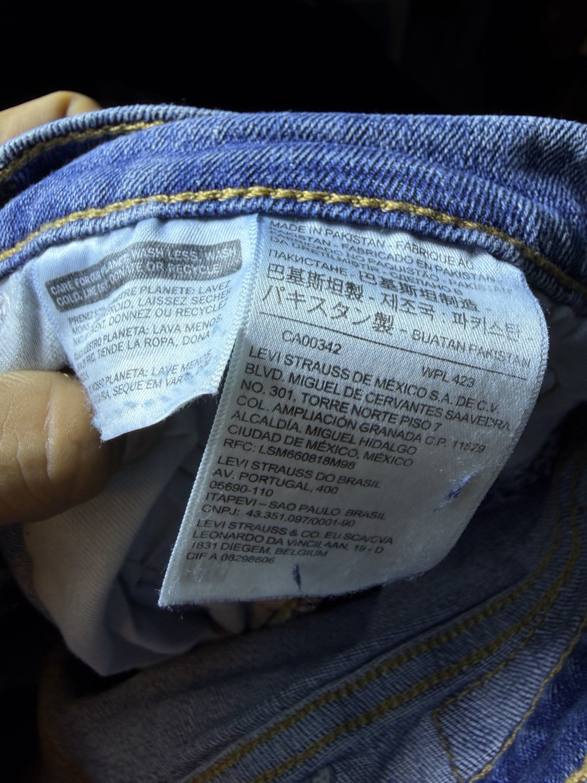Levi’s Men’s Blue Medium Wash Denim Straight Leg Regular Fit Mid Rise Jeans