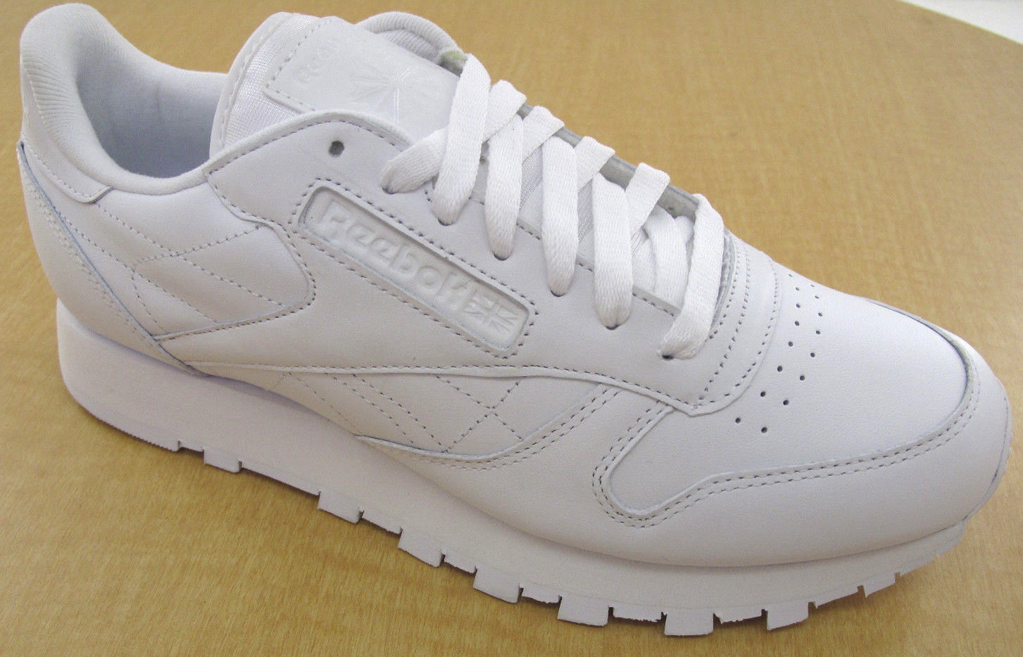 Reebok Classic Leather R12 Mens White Walking Shoes – NWD – Medium