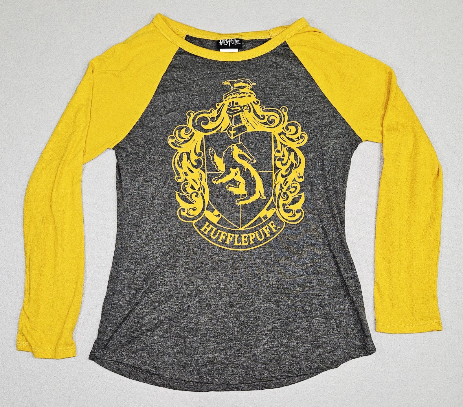 Harry Potter Hufflepuff Graphic Long Sleeve Women’s Large Gray Yellow Raglan TEE