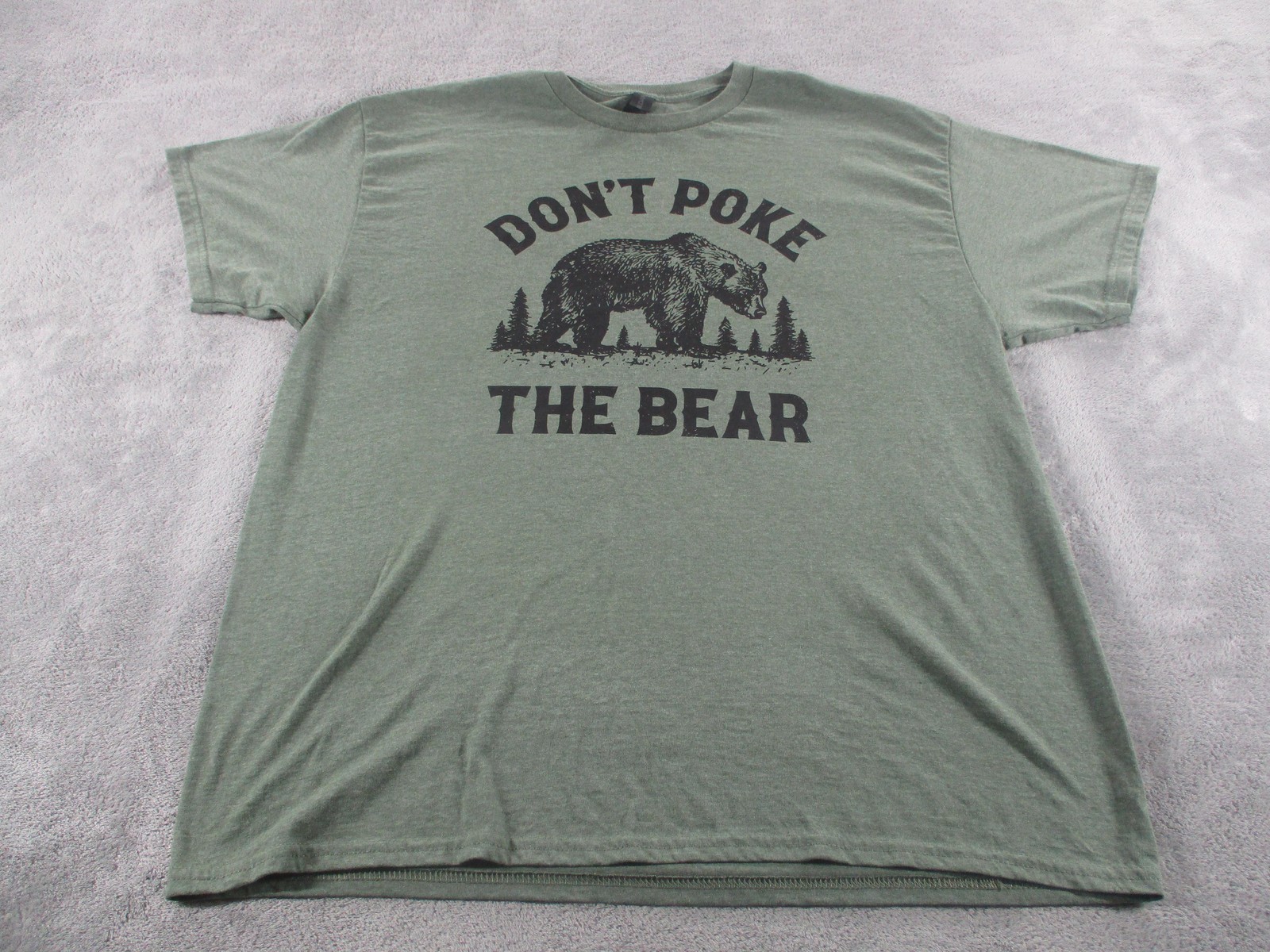 Gildan Don’t Poke The Bear Shirt Mens XL Green Funny Bear Graphic Tee Slogan
