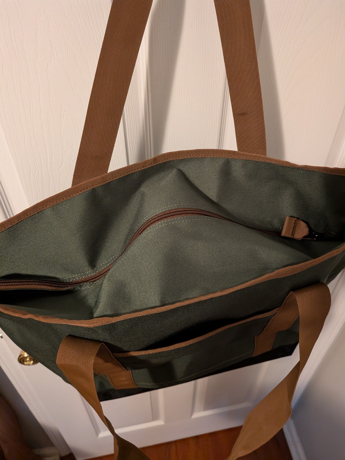 New Orvis Adventure tote Juniper Green Beach Bag Zipper Top Wipe Clean Poly