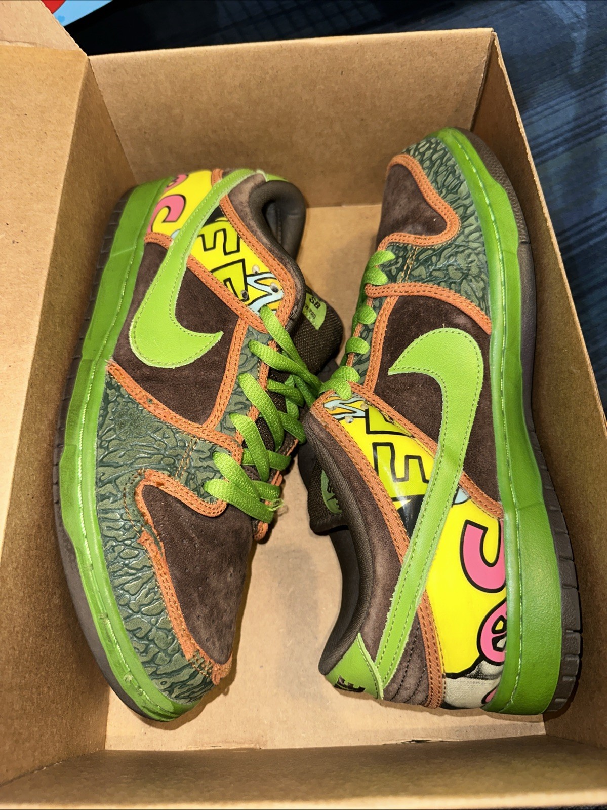 Size 10.5 – Nike SB Dunk Low de la soul 2015