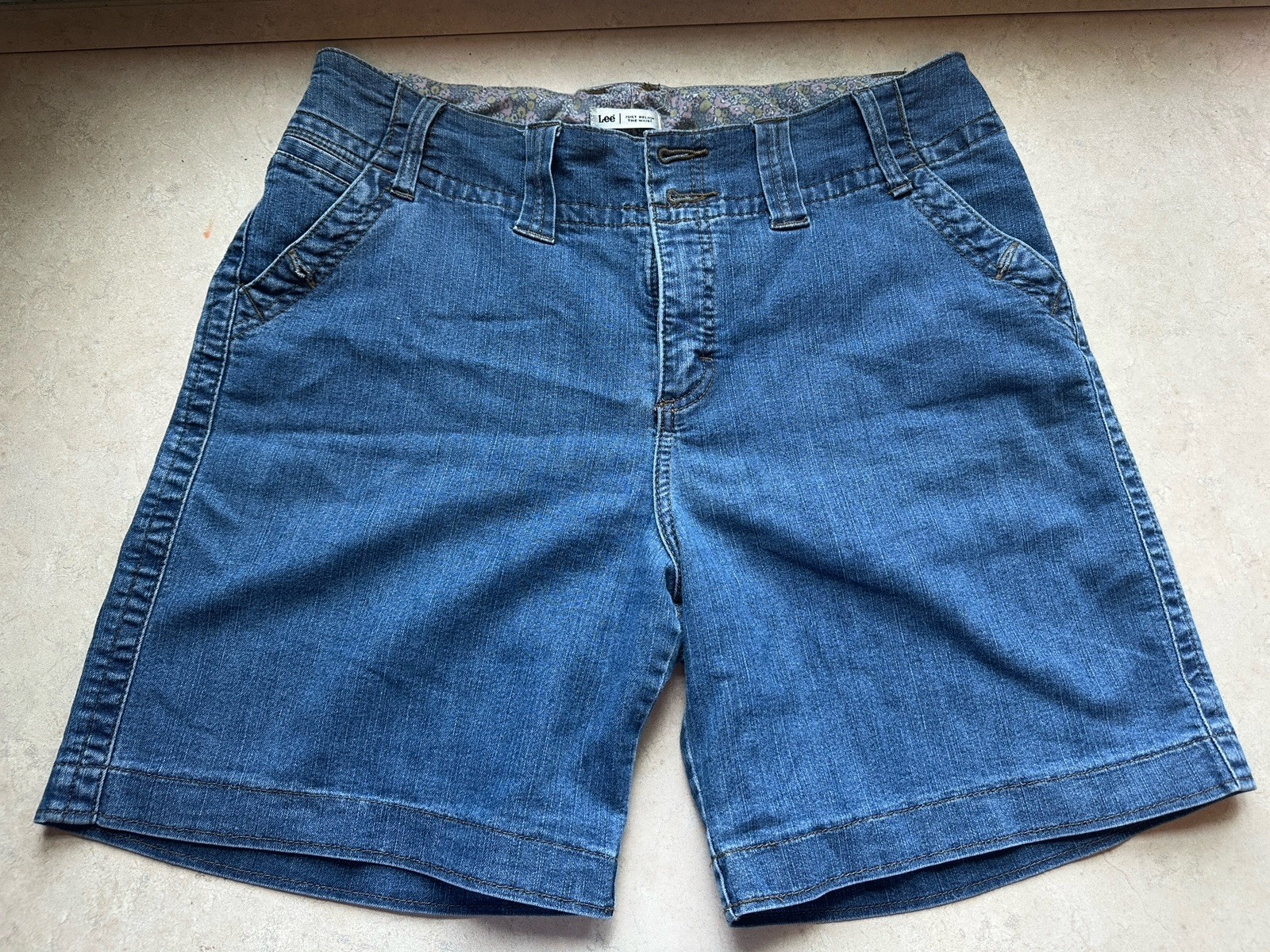 Lee “Just Below The Waist” Women’s Medium Wash Denim Shorts