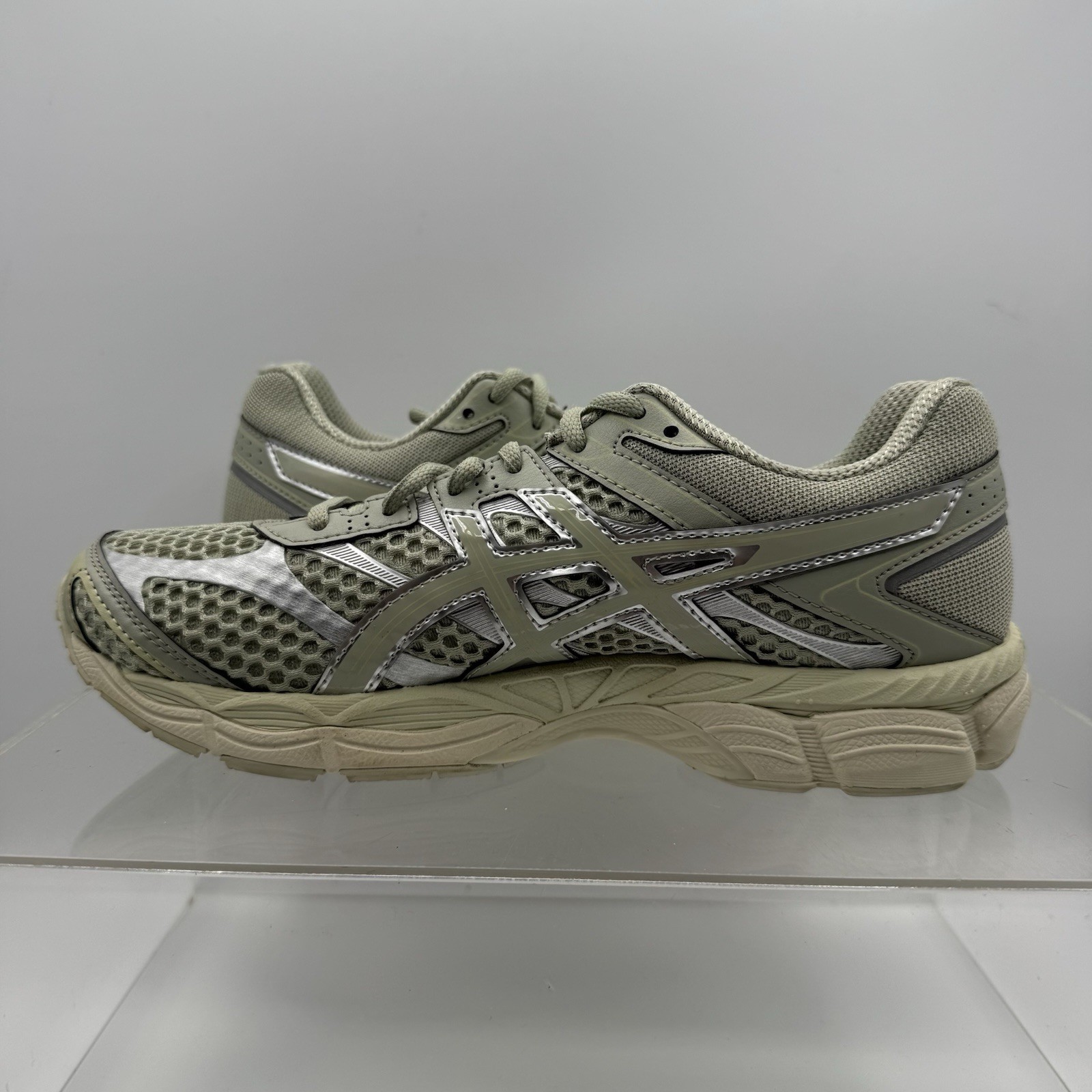 ASICS GEL-CUMULUS 16 Runner-Leaf Green/Black 1203A733-300 Men’s 7.5 / Women’s 9