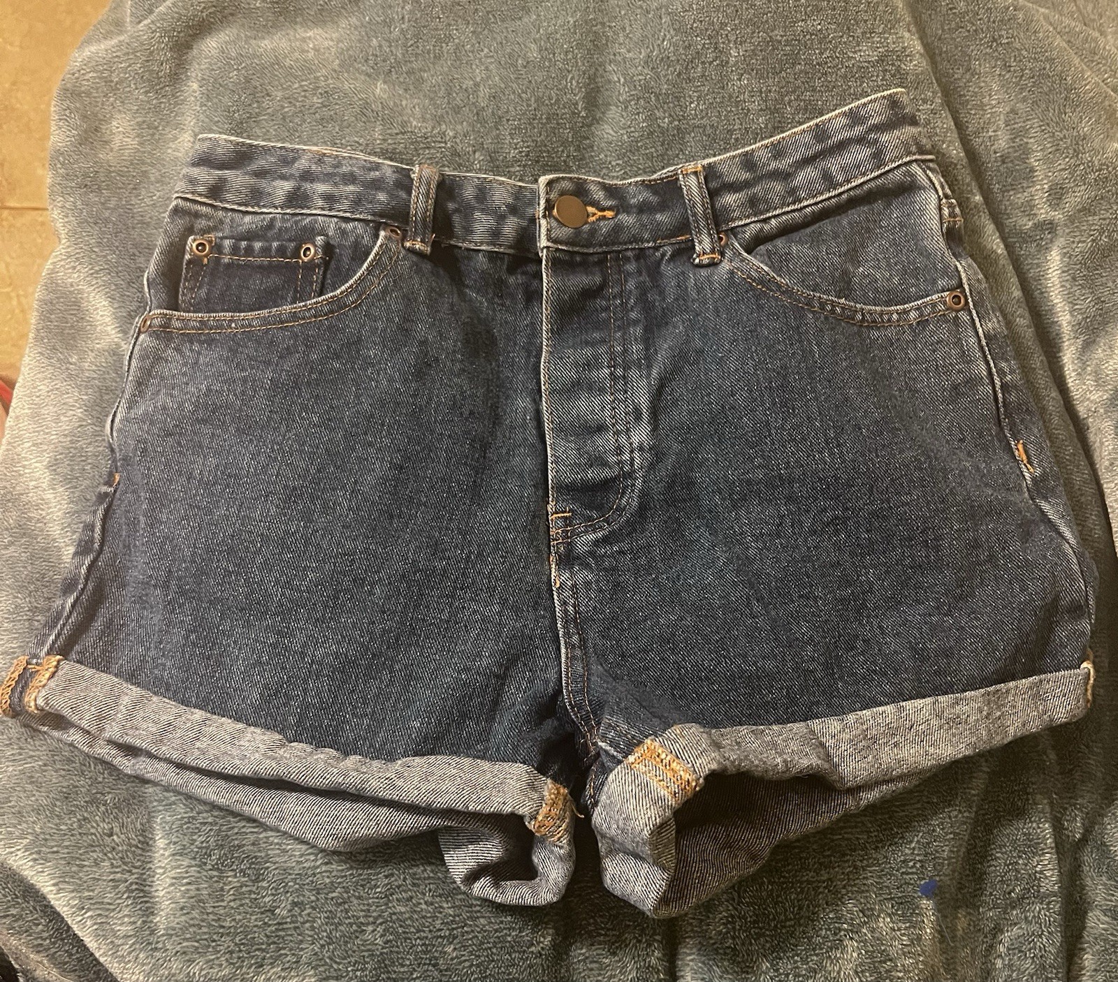 Forever 21 Women’s Blue Denim Size 27 Cute Shorts With Button Closure