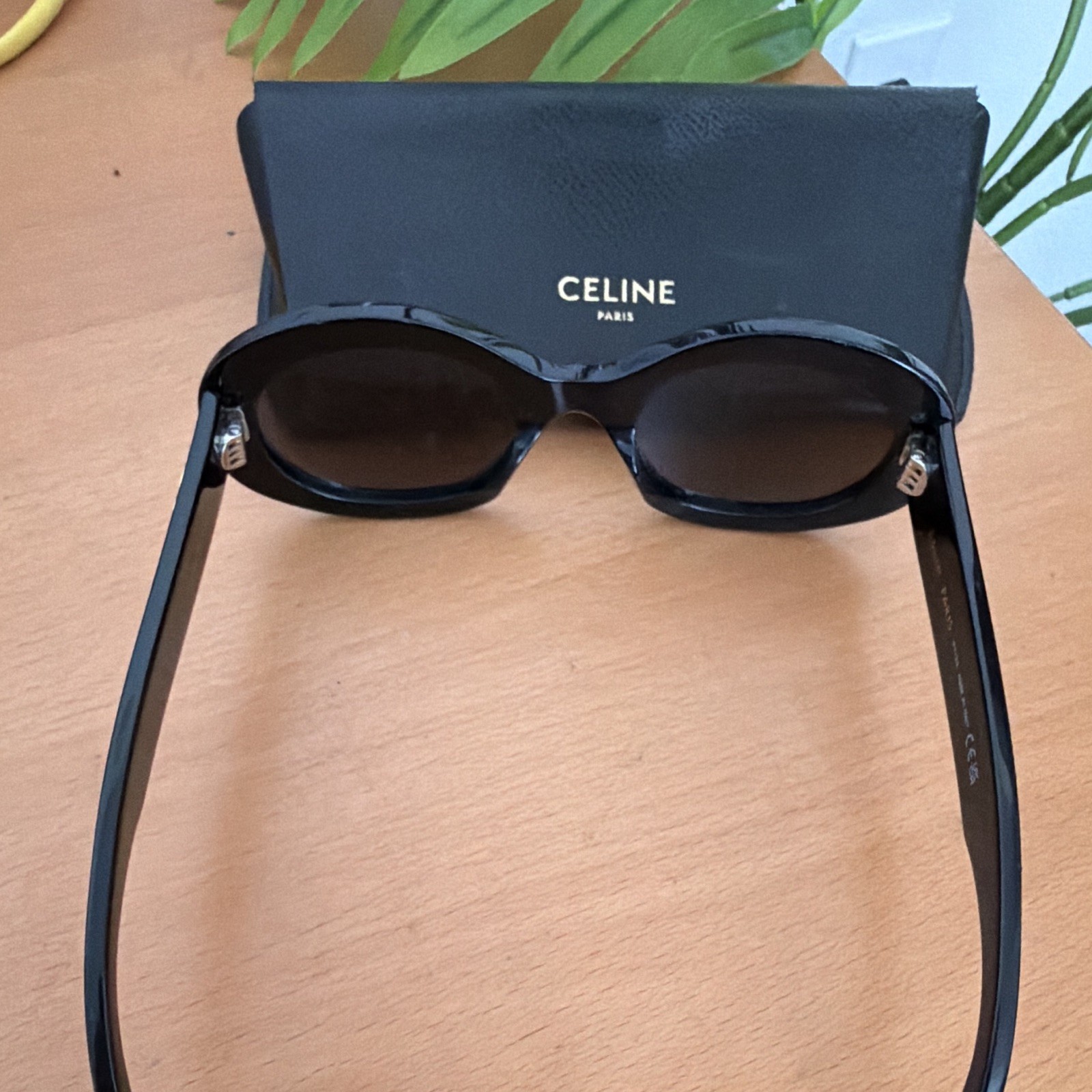 Authentic CELINE CL40194U Triomphe Oval Sunglasses Black Frame UV400
