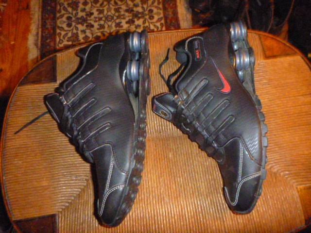 Gently Worn Nike Shox NZ Men’s Black Varsity Red Sneakers Shoes 10 2013