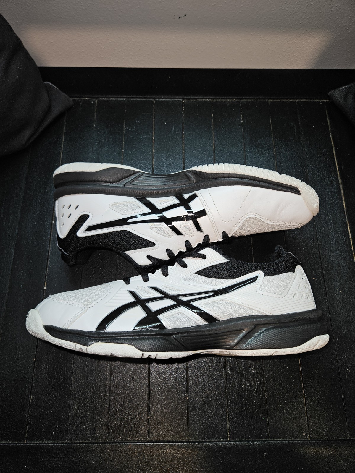 Asics Upcourt 3 Athletic Sneakers – Wht/Blk – Sz 4.5M/6W (1074A005) Pre-owned