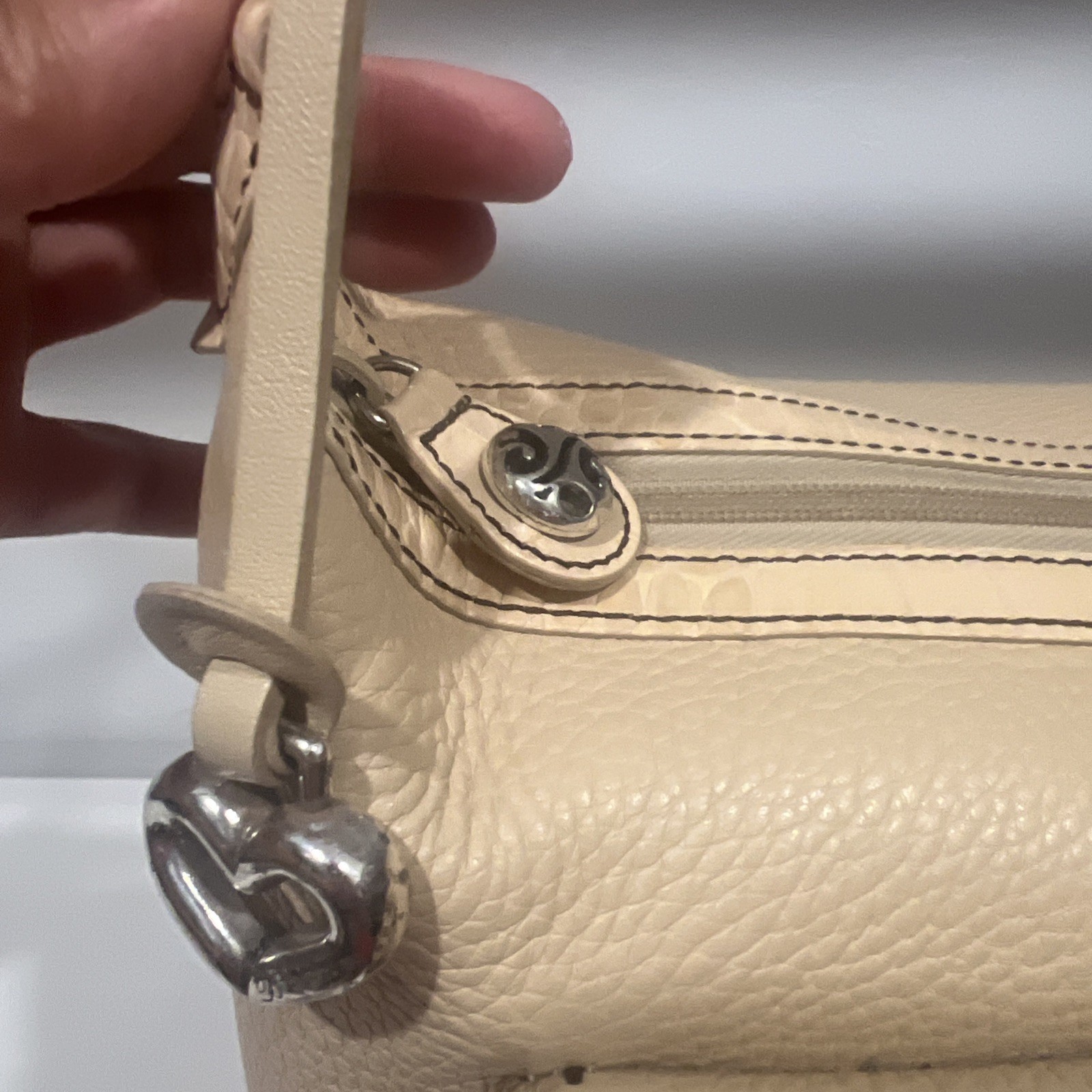 Brighton Shoulder Purse Ivory Leather Embossed Crock Bag Zip Top