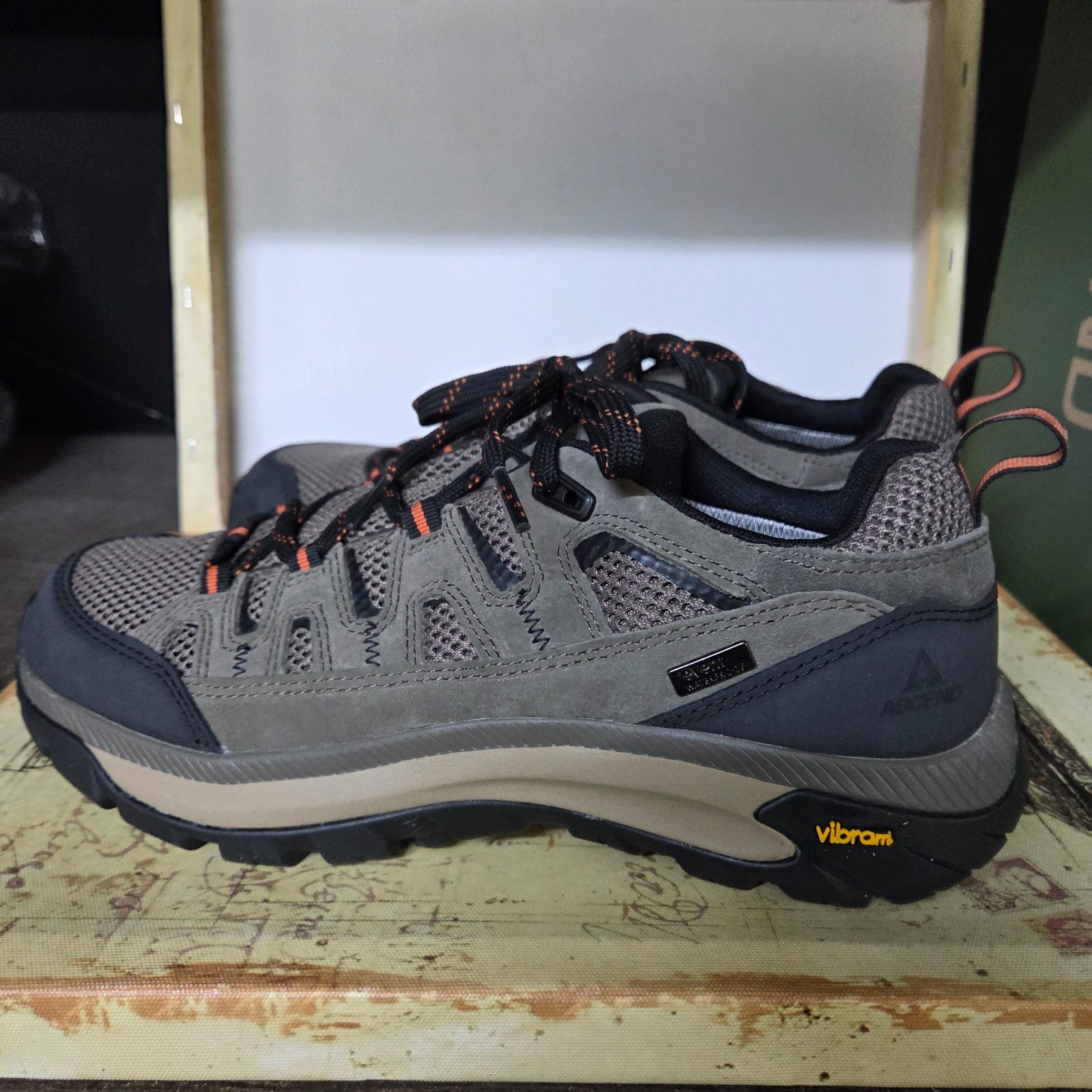 Size 9.5 Ascend Mojave Low Hiking Men’s Shoes Waterproof Vibram Charcoal-Olive