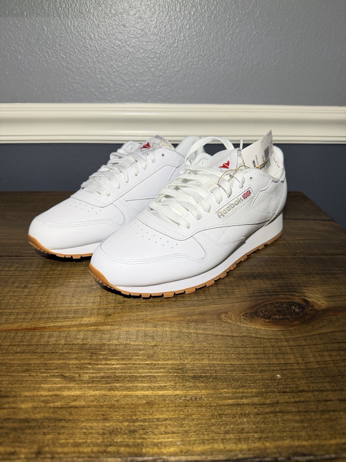Reebok Classic Leather Women’s Low Top Leather Sneaker White/Gum Lace-Up