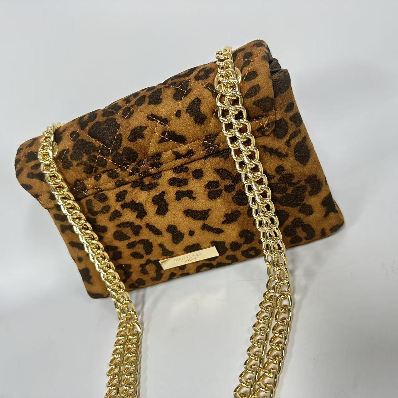 Kurt Geiger London Leopard Quilted Crossbody Bag Gold Eagle Chain 20×8×15 cm