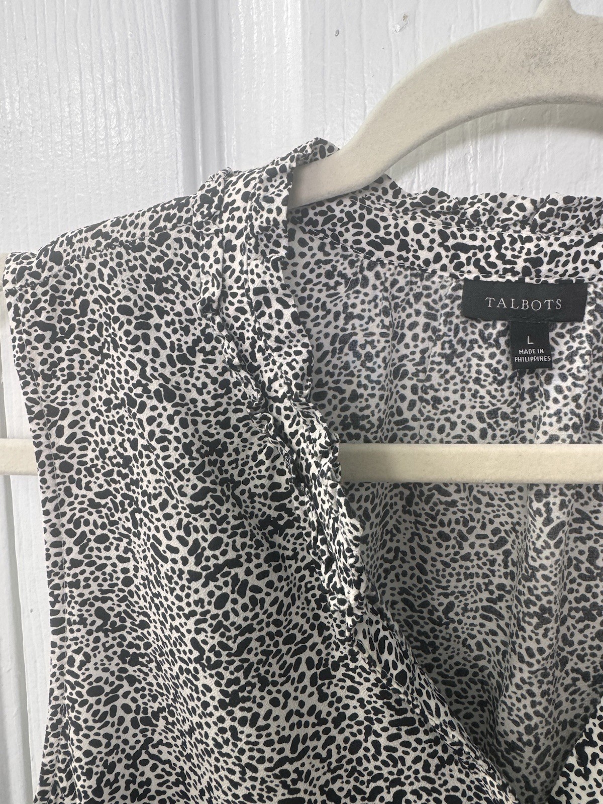 Talbots Sleeveless Split Neck Black White Blouse Button Ruffle Size Large