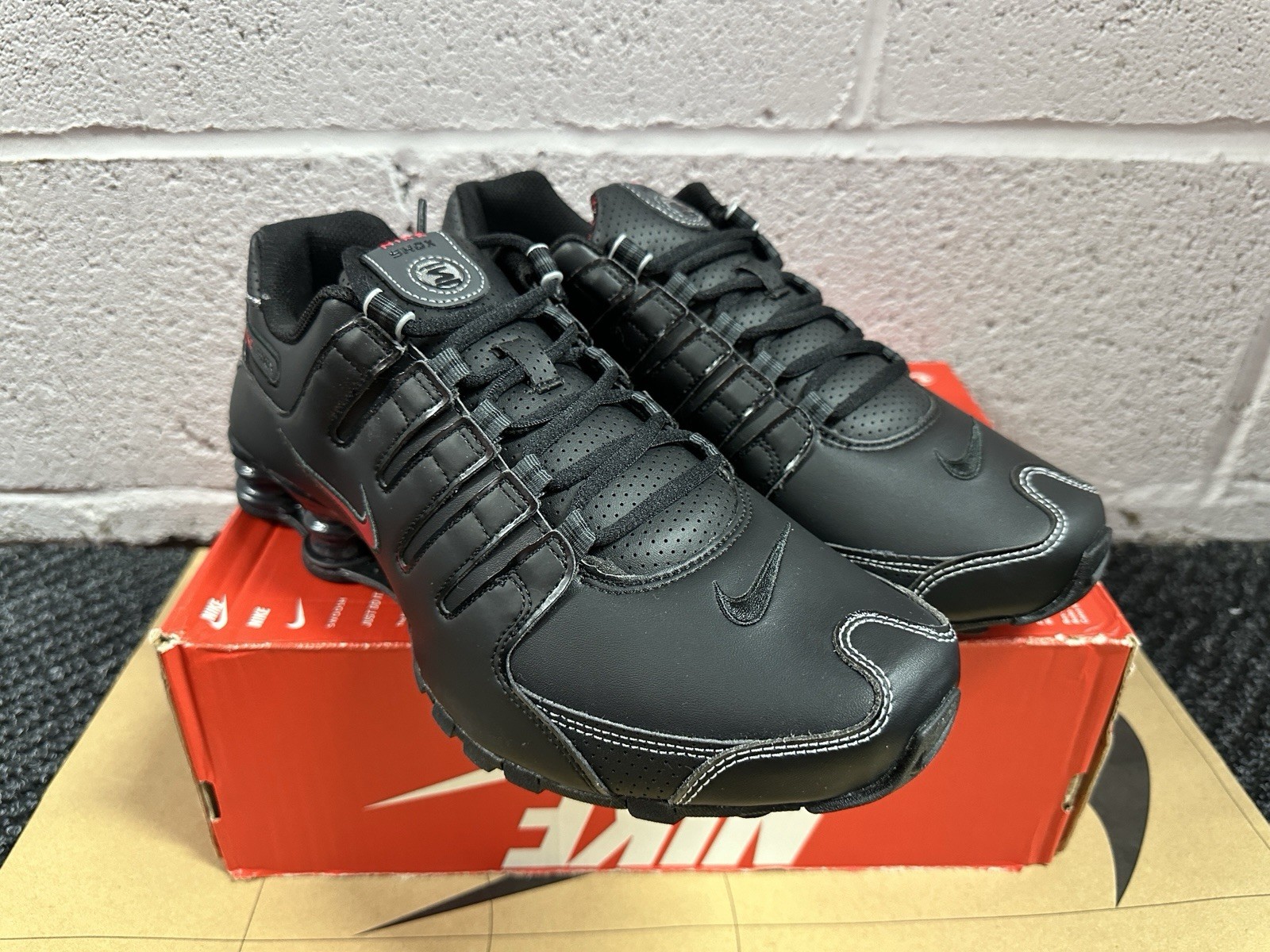 Size 9.5 – New Nike Shox NZ Black/Varisty Red-White 378341-017