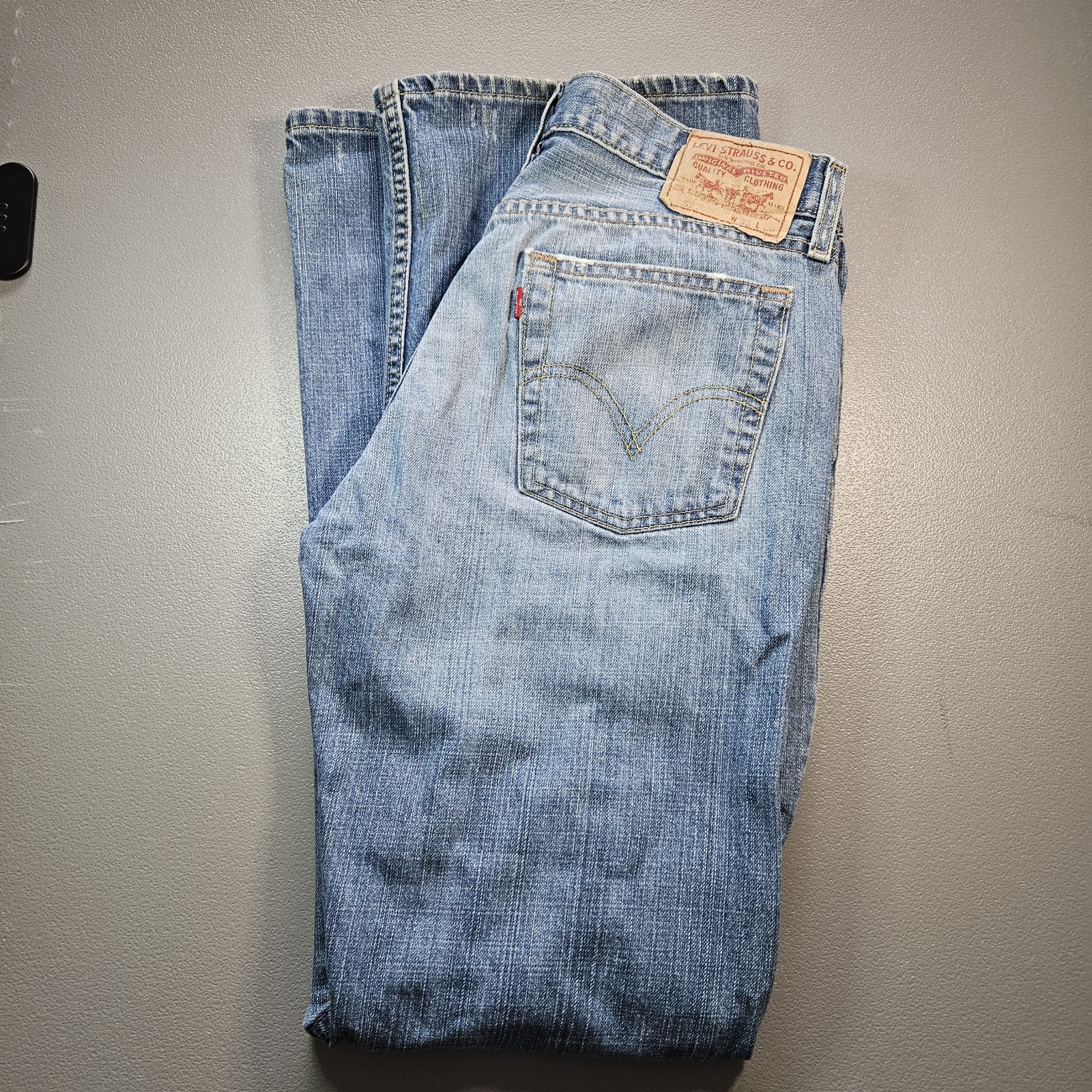 Levi’s 527 Denim Jeans Low Boot Cut Men’s 33×34 Blue Distressed Med Wash
