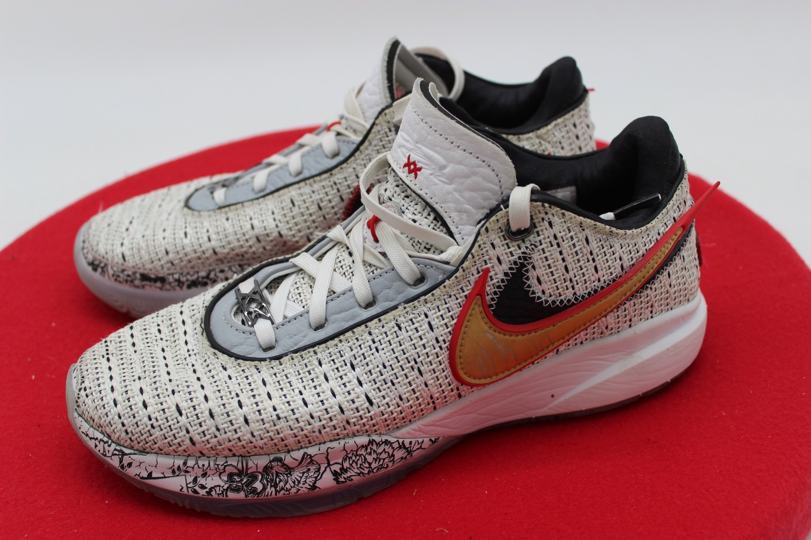 Nike LeBron 20,21,22,23 The Debut SZ 8.5 LACE UP