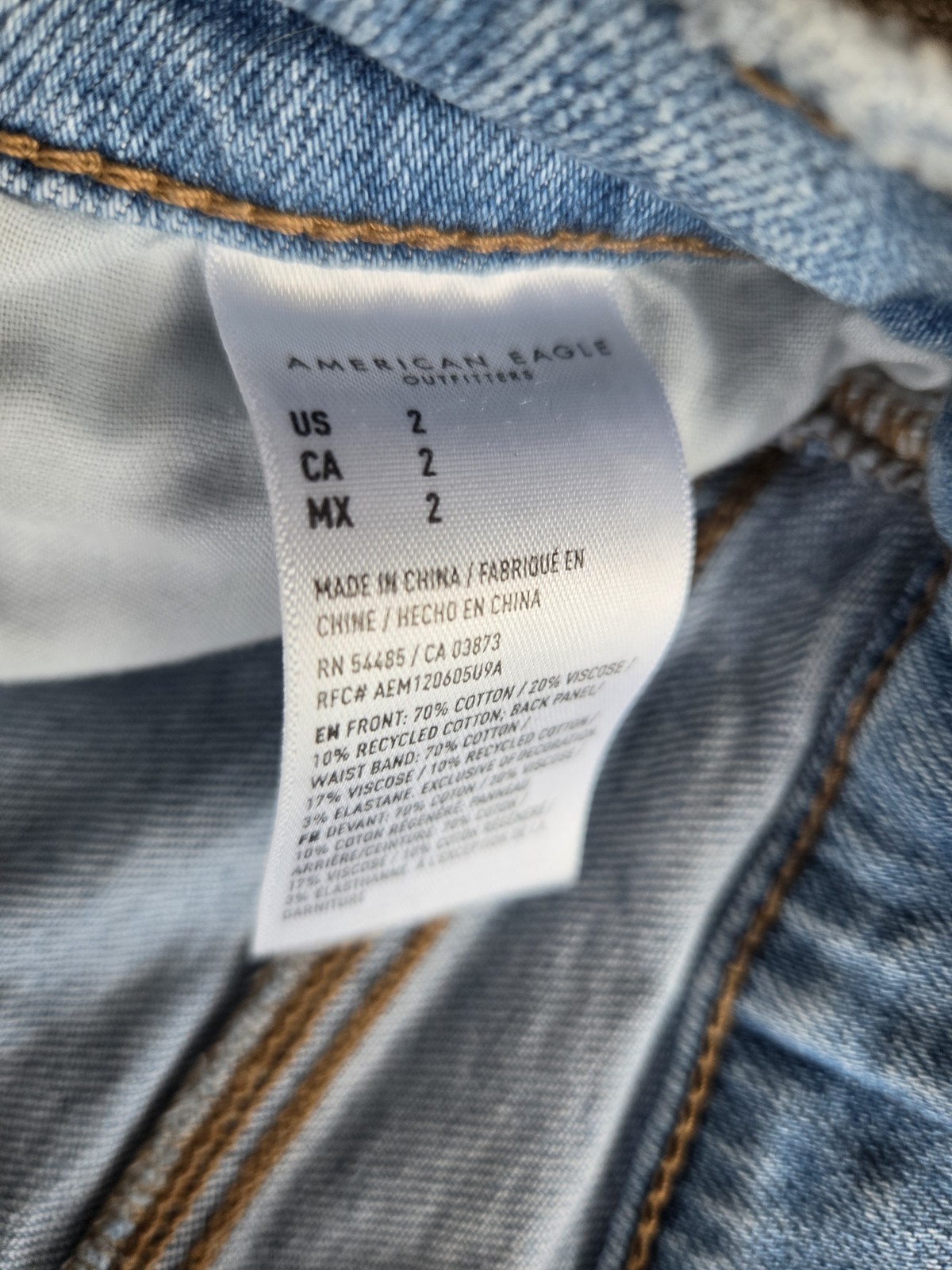American Eagle Strigid Mom Denim Shorts Distressed Ripped Size 2 Light Wash