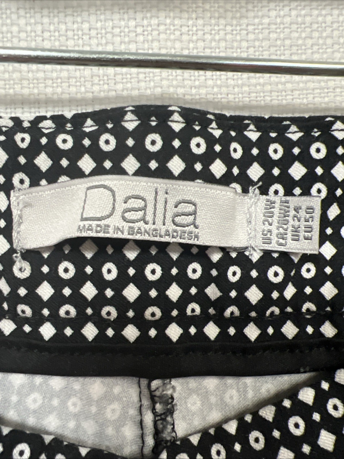 Dalia Size 20W Black Capris