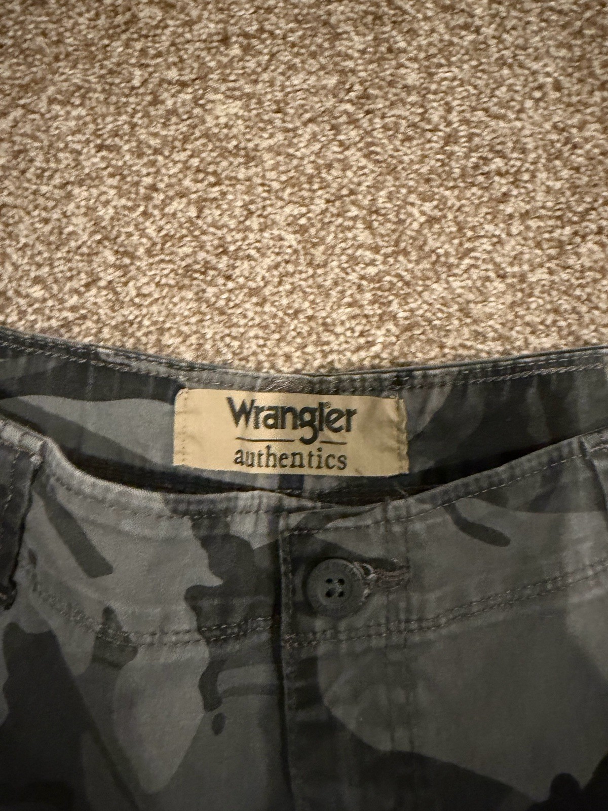 Wrangler Authentics Cargo Shorts – Men’s Size 38 -Gray Camo– Excellent Condition