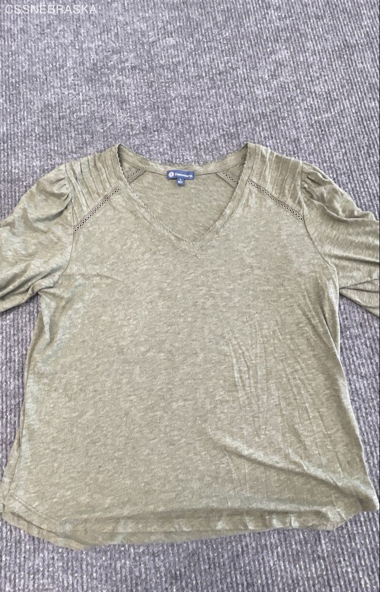 Democracy Women’s Olive Green V-Neck Pleated Shoulder Eyelet Slub Top Sz L NWT