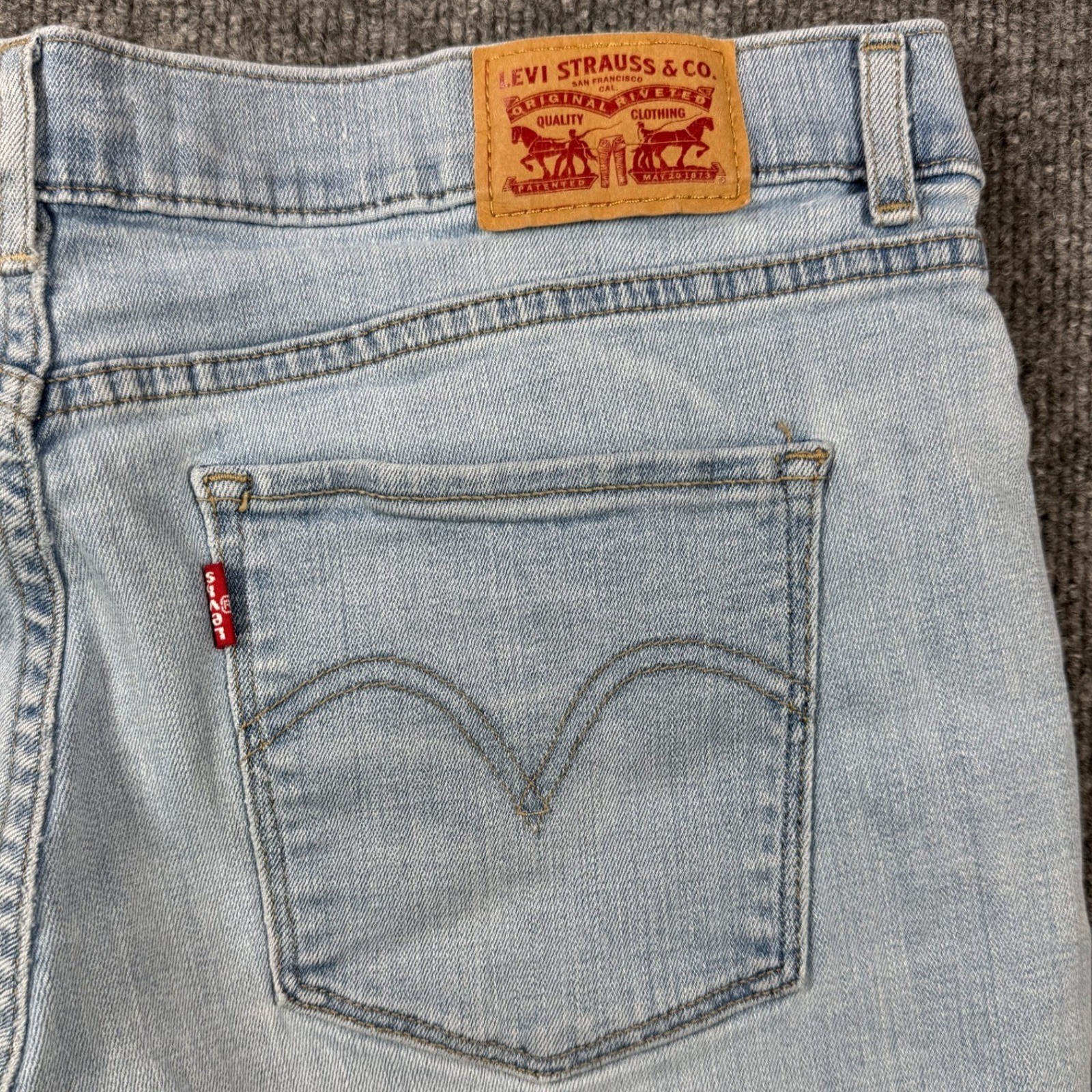 Levis Classic Straight Leg Jeans Womens 32 Light Wash Blue Casual Pants