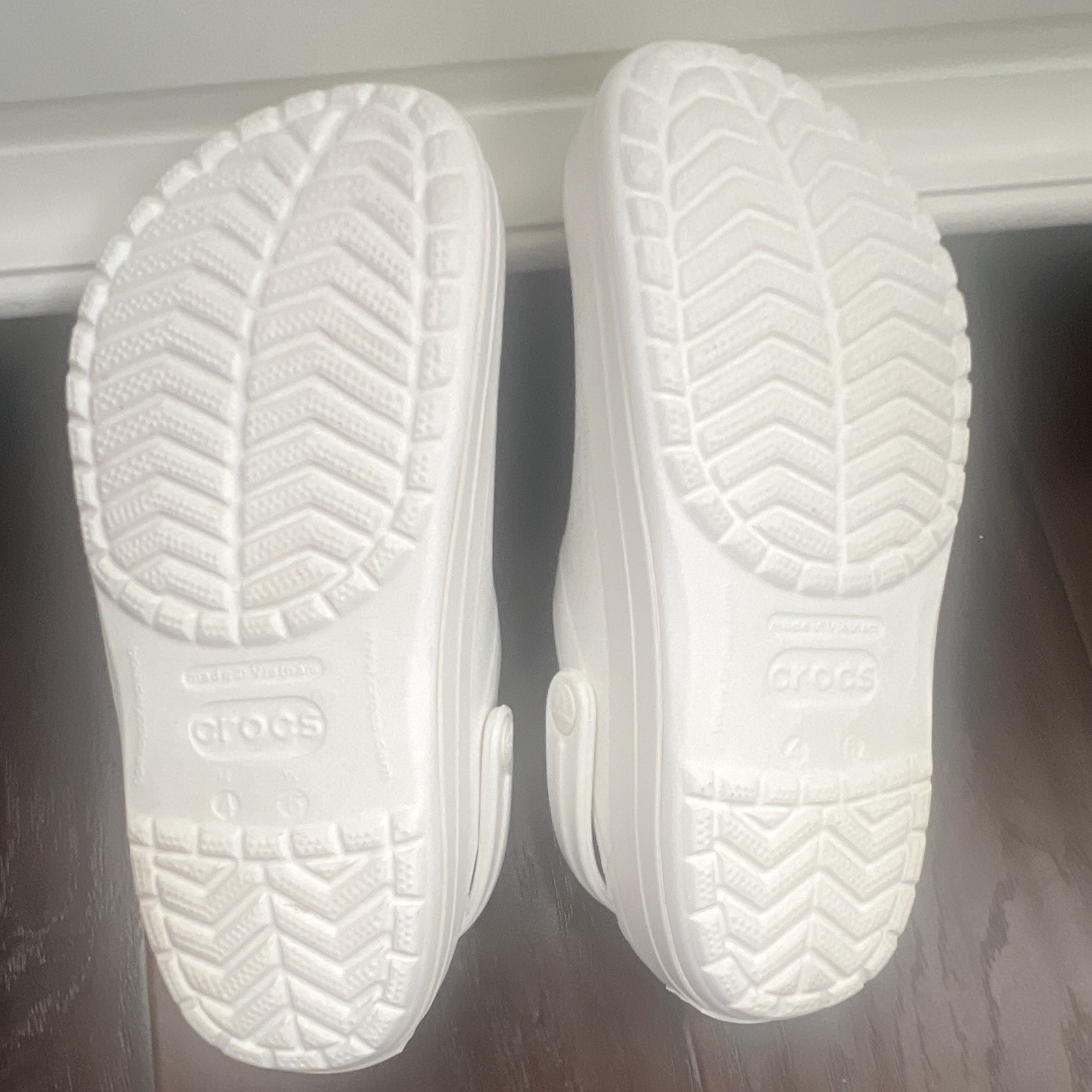 Crocs Classic Clog White Slip-On Unisex Sandals Solid Pattern