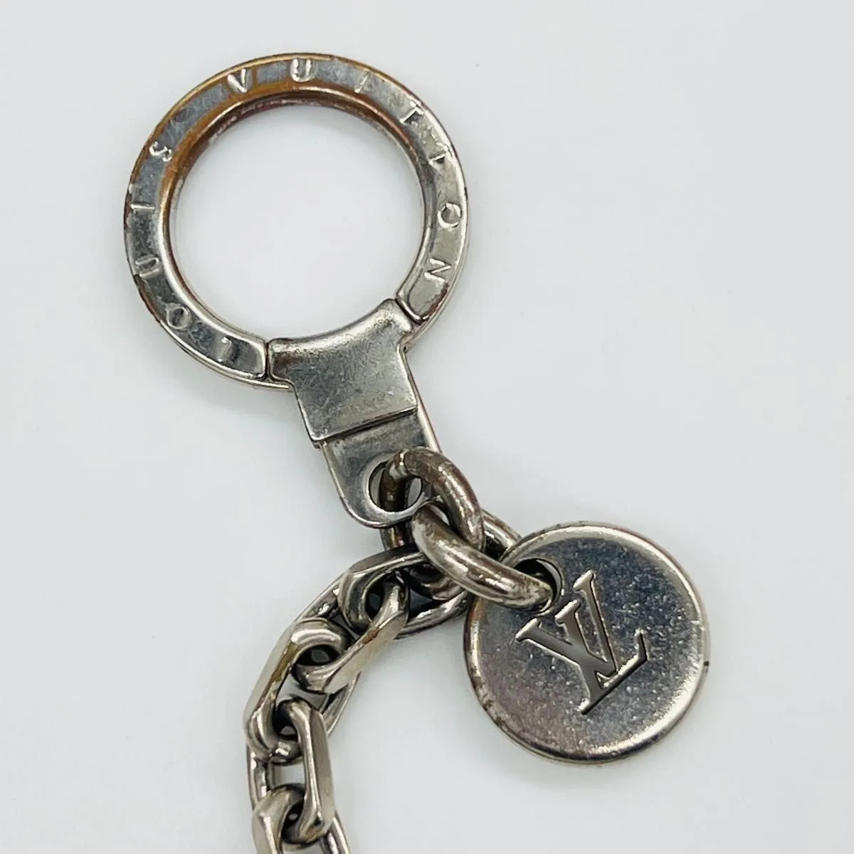 LOUIS VUITTON Portefeuille Chaine V Square Charm Wallet Chain M61994