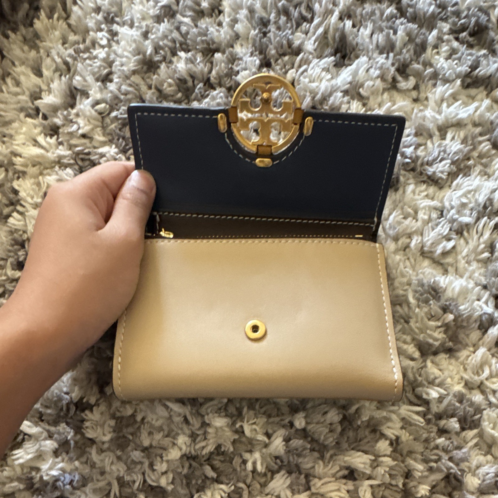 Tory Burch Women’s Flap Wallet Zip-Around Credit Card Tan Beige Navy Logo