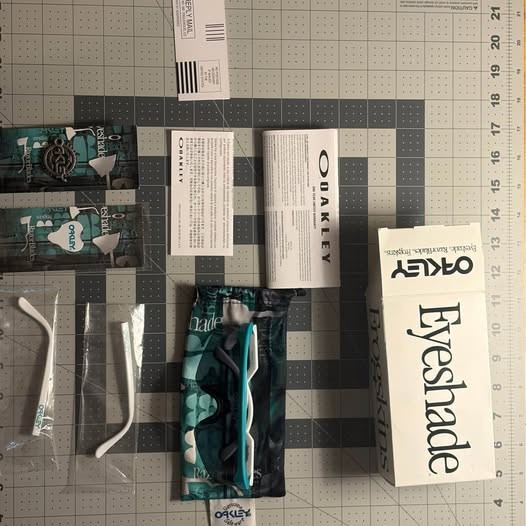 Oakley Razor Blade 30th Anniversary – Seafoam Green/White/Black Lens