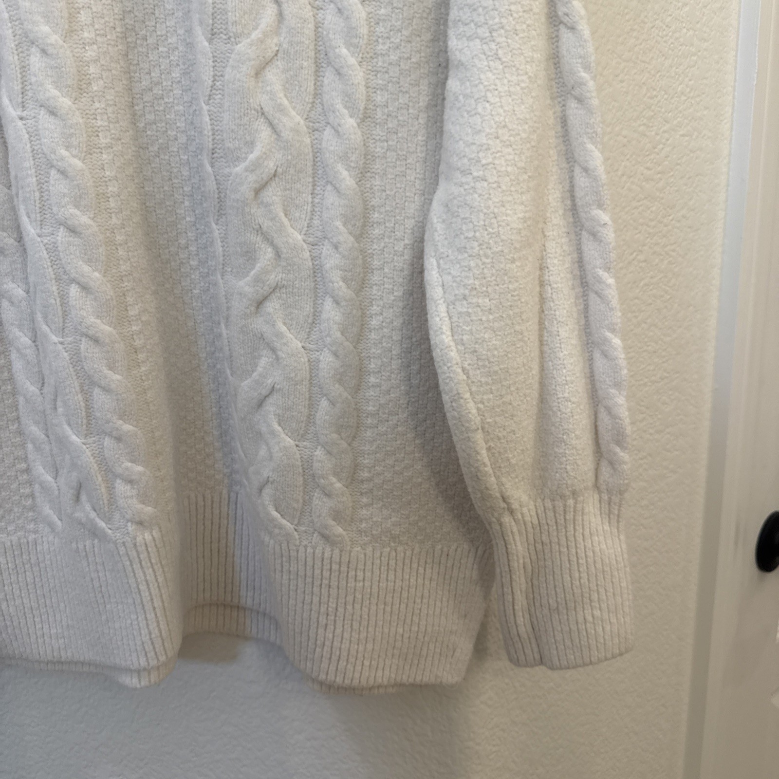 Abercrombie and Fitch Oversized Fluffy Cable Crew Neck Sweater – Medium – EUC