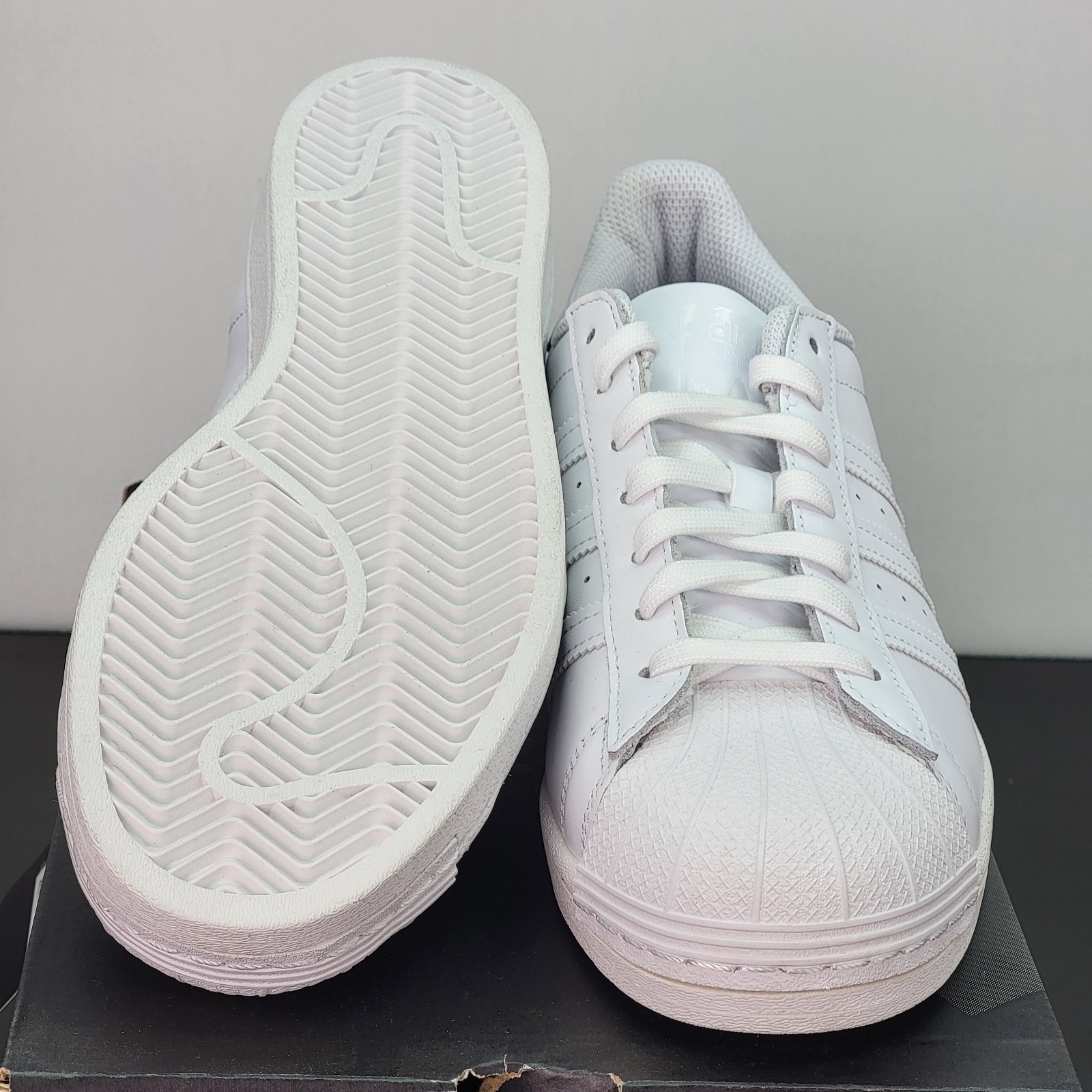 Adidas Superstar Men’s Size 9 Athletic Running Shoes White Casual Sneakers