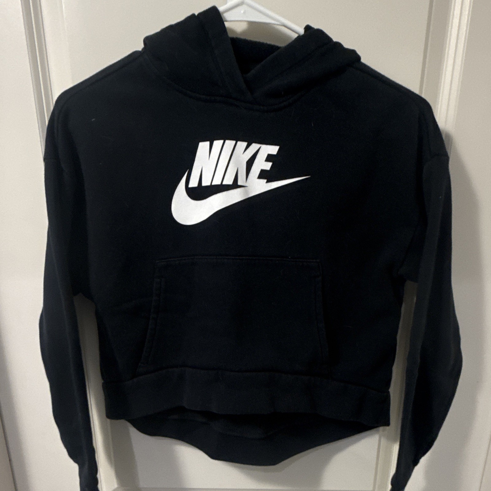 Nike Girls Pullover Hoodie Black Solid Logo Pockets Size M+ DC7663-010 cropped