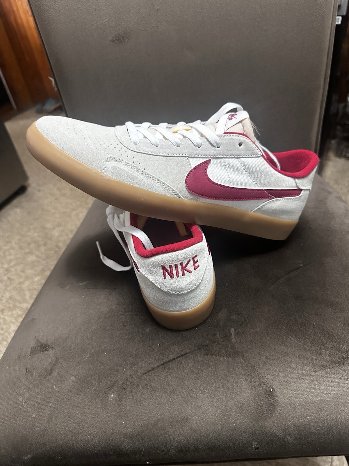 Nike SB Heritage Vulc Men’s Low Top Lace-Up Skate Sneakers White Red Gum