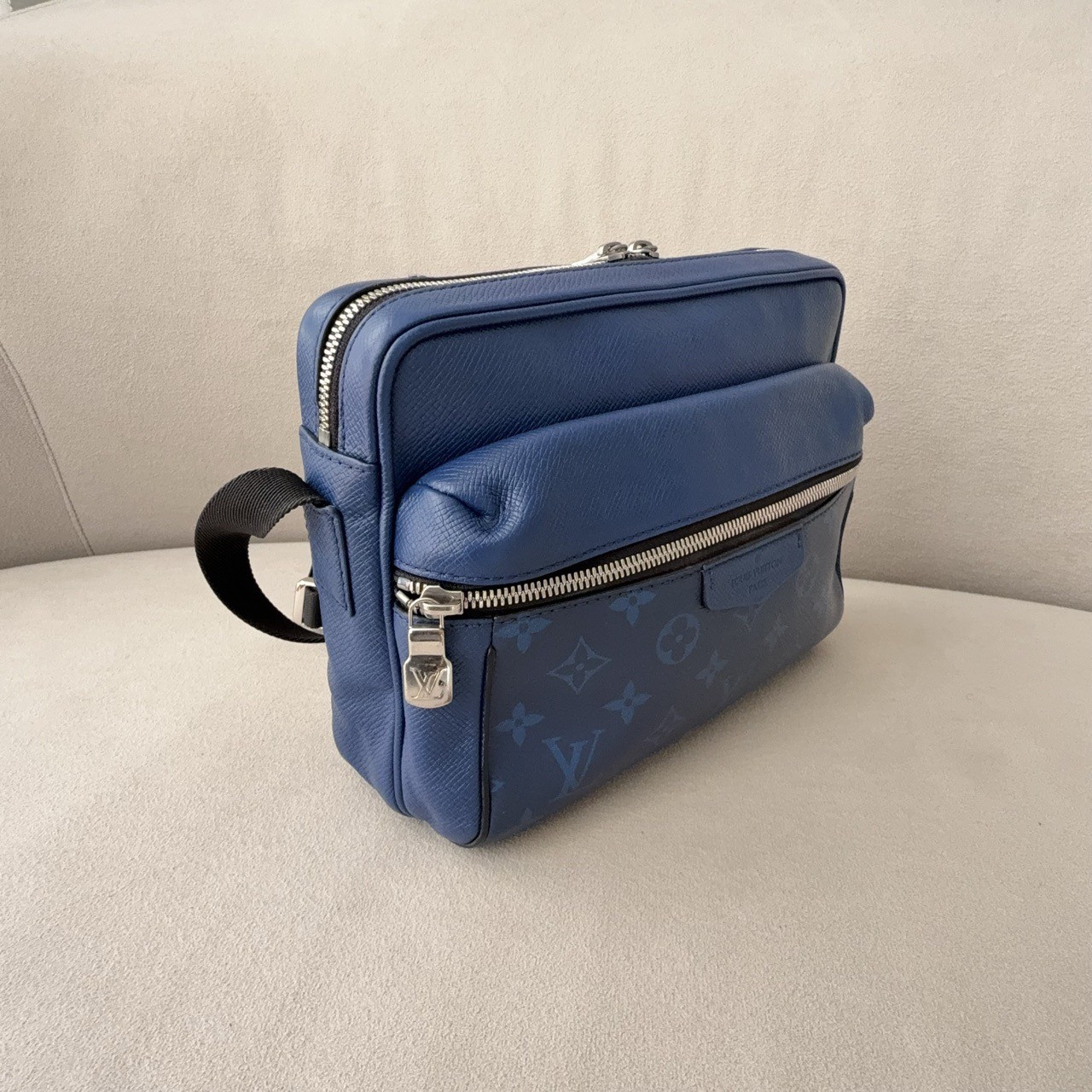 Louis Vuitton outdoor presbyrose leather messenger bag blue (25*18*9)cm