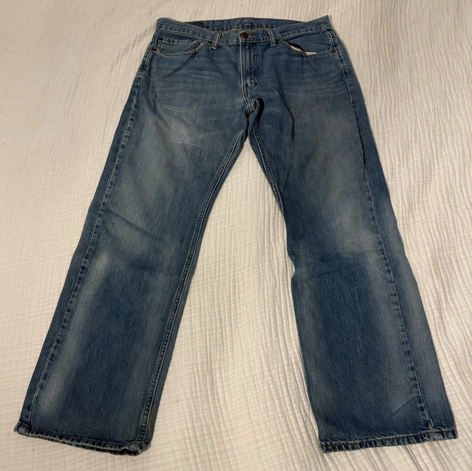 Levi’s Men’s Blue Medium Wash Relaxed Straight Fit Denim 5-Pocket Jeans