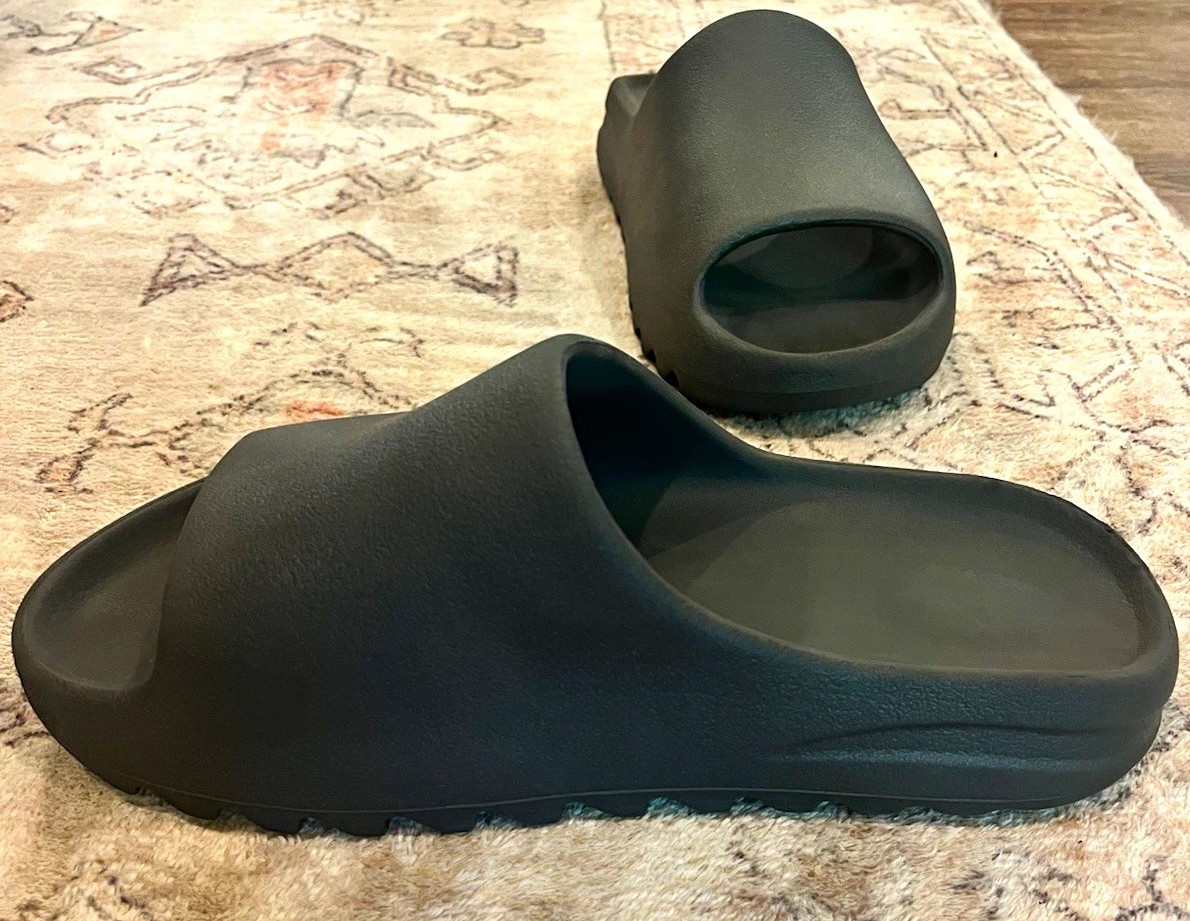 Adidas Yeezy Men’s Black Slide Slightly Used Good Condition