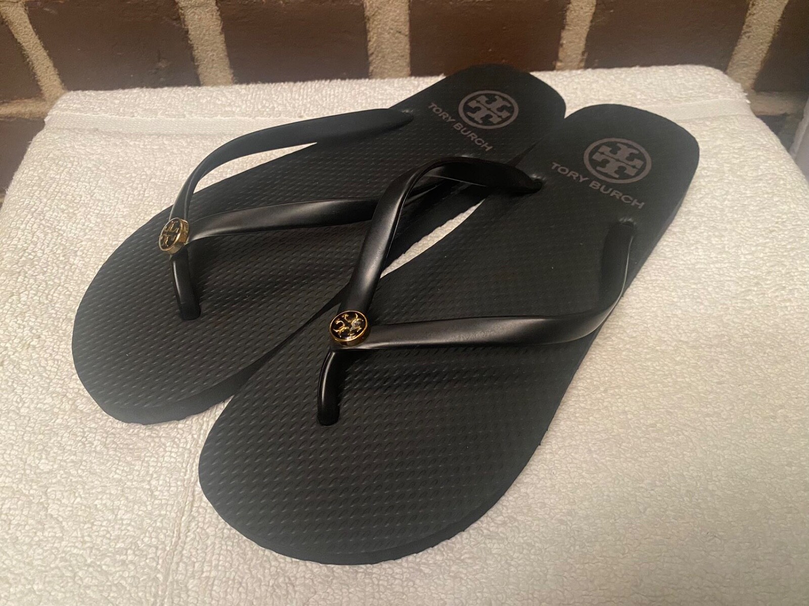 NWOB TORY BURCH MONOGRAM FLIP FLOPS 8 rubber thong sandals Black – NEW