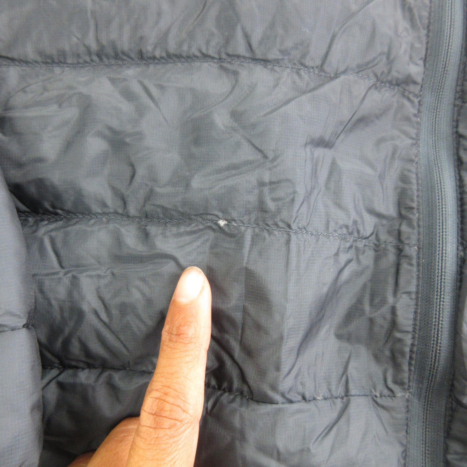 Arc’teryx Down Jacket Mens Medium Gray Hooded Full Zip Lightweight Puffer Hiking