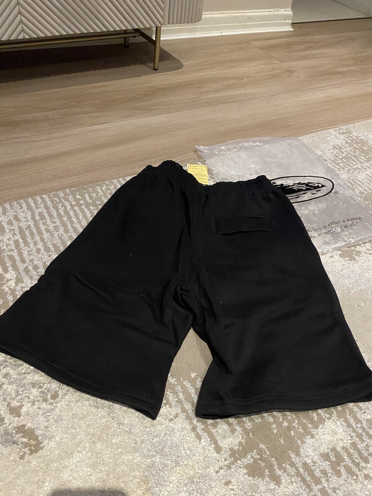 Corteiz Mens Black Shorts – Pink Logo – Medium – New