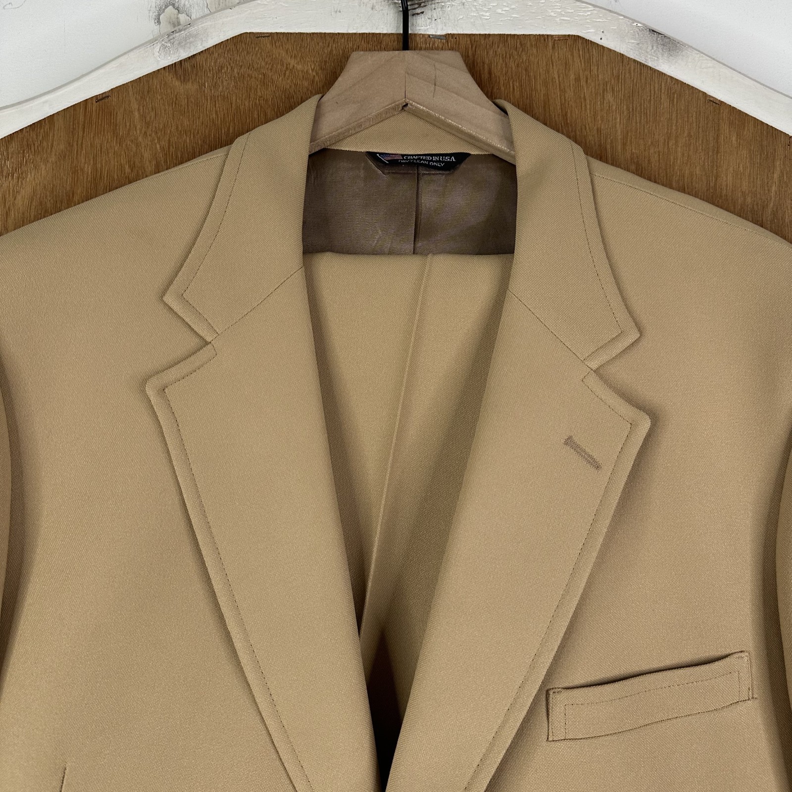 Hardwick Suit Mens 48R Tan 2 Button Gold Accents 100% Polyester Pants 40×29 Flat