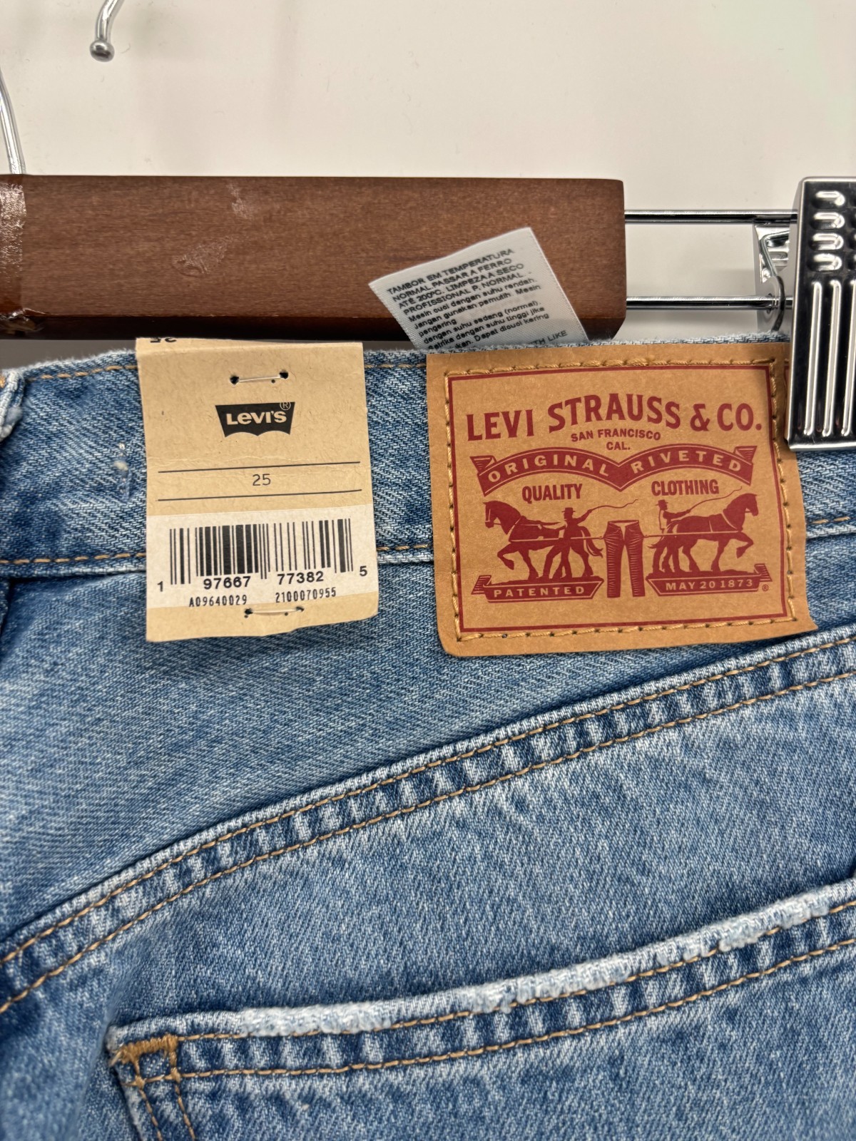 Levi’s Low Pro Straight Leg Jeans Womens Blue Denim Distressed Mid Rise 25 NWT