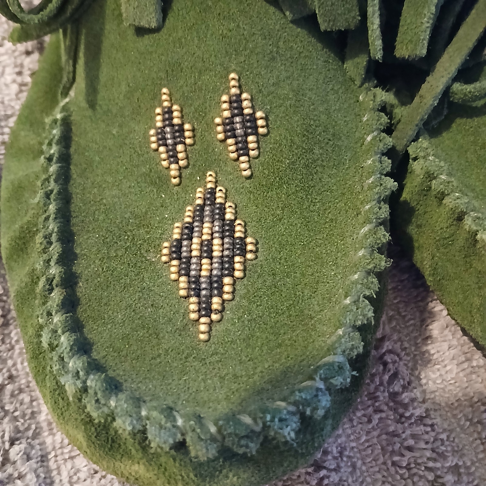 Manitobah Mukluks Olive Beaded Fringe Suede Moccasin Boots Vibram Sole Womens 10