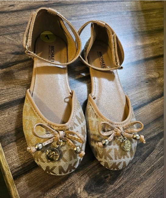Michael Kors Flat for Girls