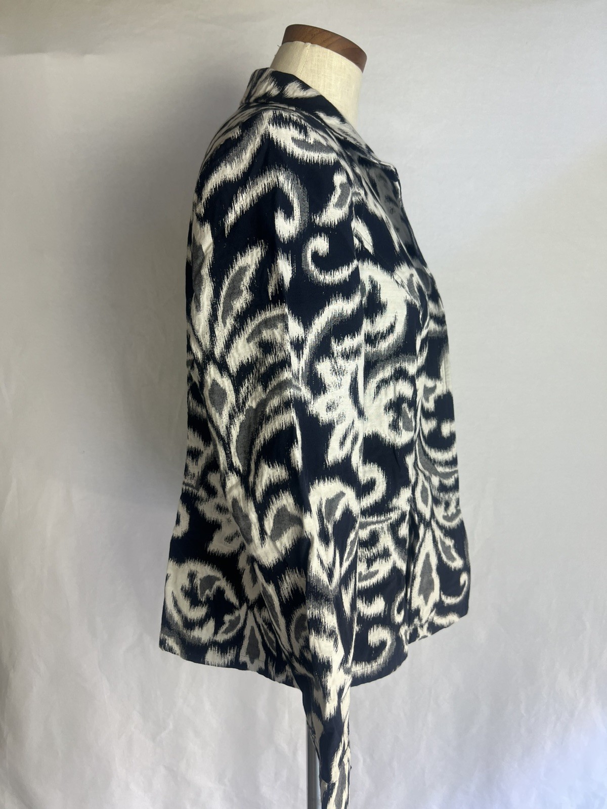 Chico’s Womens Jacket Size 1 Sm Open Front Navy Grey Cream Sher Ikat Jacquard