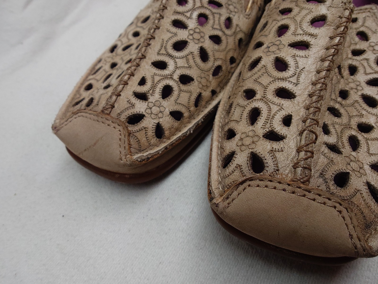Taos Expose Driving Loafers Size 7 Slip-On Saddle Brown Leather Laser Cut Flats