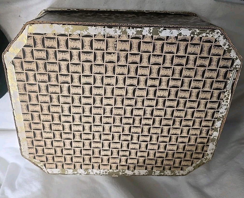 Vintage Large Beaver Hat Box APPROX 17″×13″×8” Cowboy Style Gold White 2025