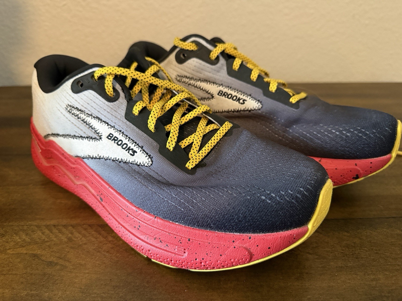 Brooks Ghost Max Run Disney Mickey Mouse Men’s Wide Colorblock Cushioned